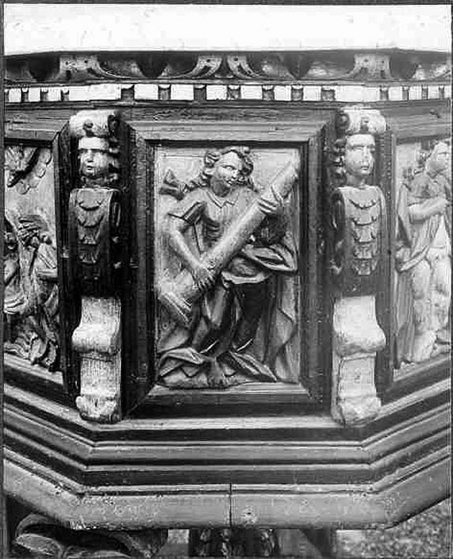 "Detalj av dopfunt av ek, åttakantig. 1600-talets förra hälft."