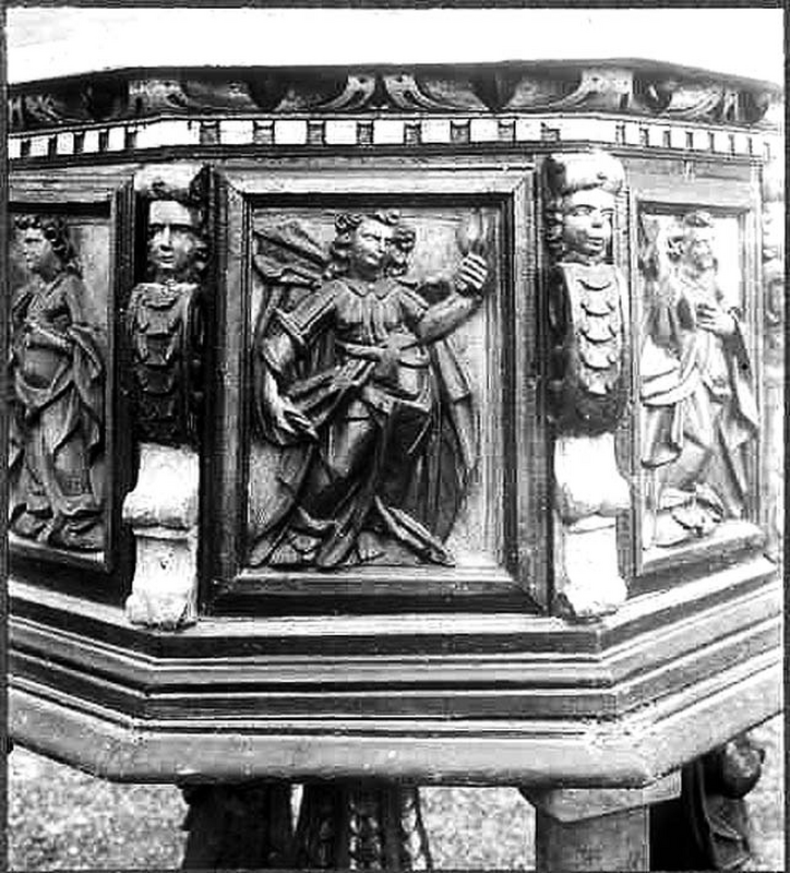 "Detalj av dopfunt av ek, åttakantig. 1600-talets förra hälft."