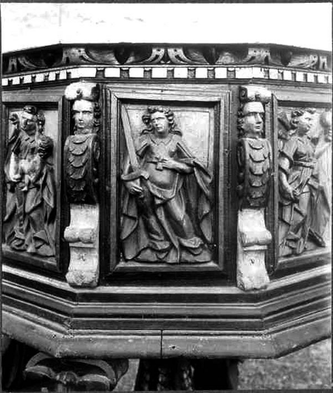 "Detalj av dopfunt av ek, åttakantig. 1600-talets förra hälft."