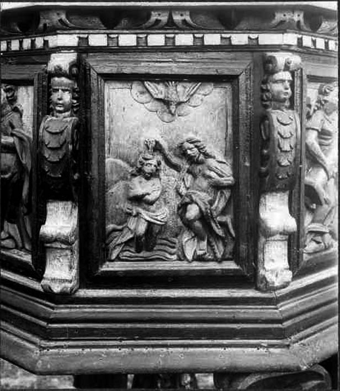 "Detalj av dopfunt av ek, åttakantig. 1600-talets förra hälft."