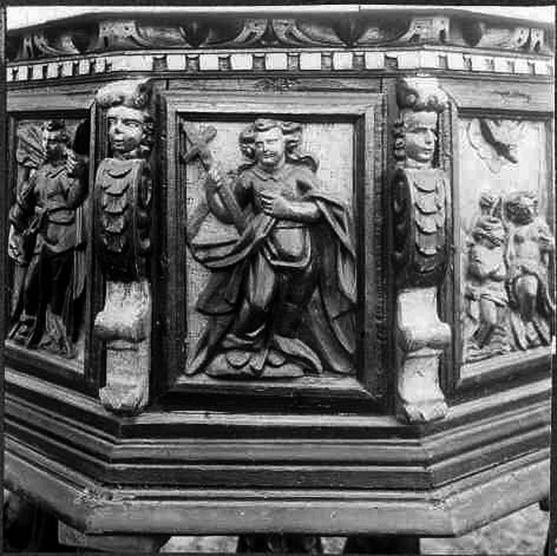 "Detalj av dopfunt av ek, åttakantig. 1600-talets förra hälft."