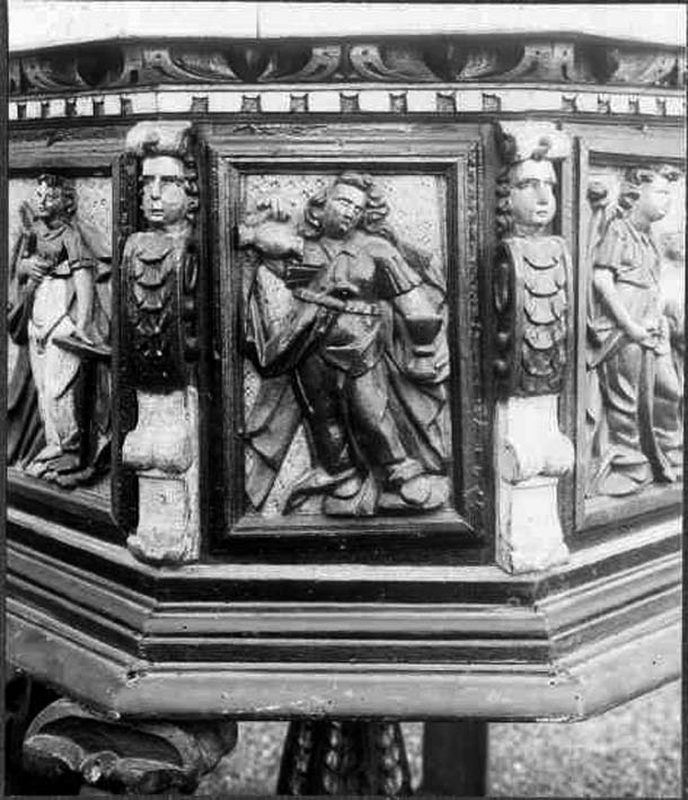 "Detalj av dopfunt av ek, åttakantig. 1600-talets förra hälft."