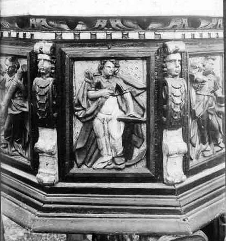 "Detalj av dopfunt av ek, åttakantig. 1600-talets förra hälft."