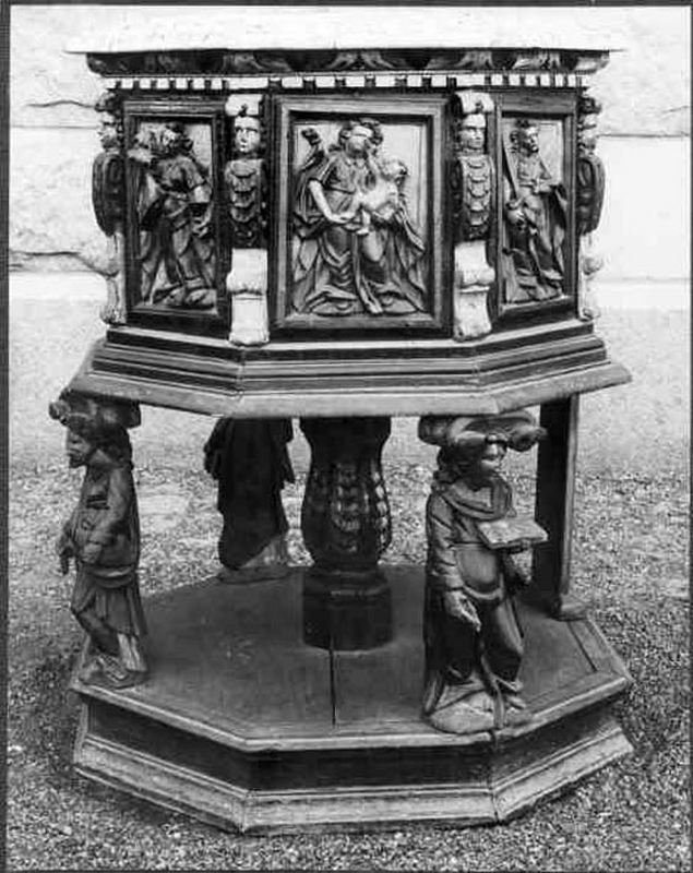 "Dopfunt av ek, åttakantig. 1600-talets förra hälft."