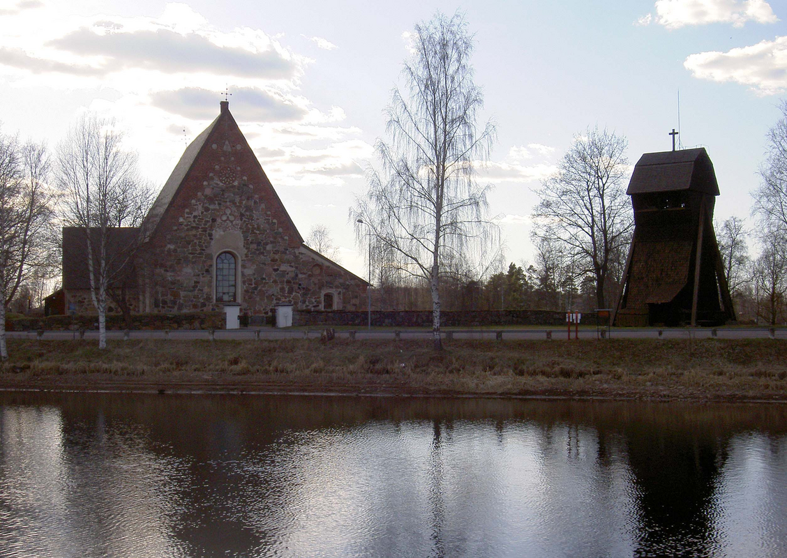 "Torsångs kyrka och klockstapel, samt Runn i förgrunden"
