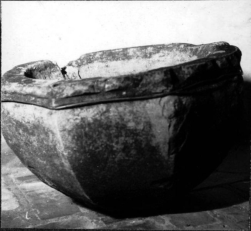 "Torsångs kyrka. Cuppa, del av dopfunt. Unknown date"