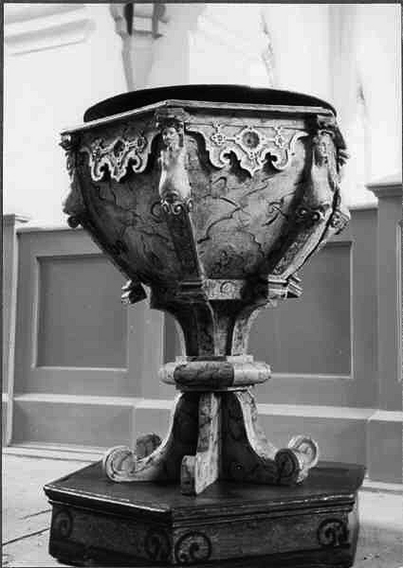 "Västra Vrams kyrka. Dopfunt, 1600-tal med 1700-tals målning. Efter restaurering"