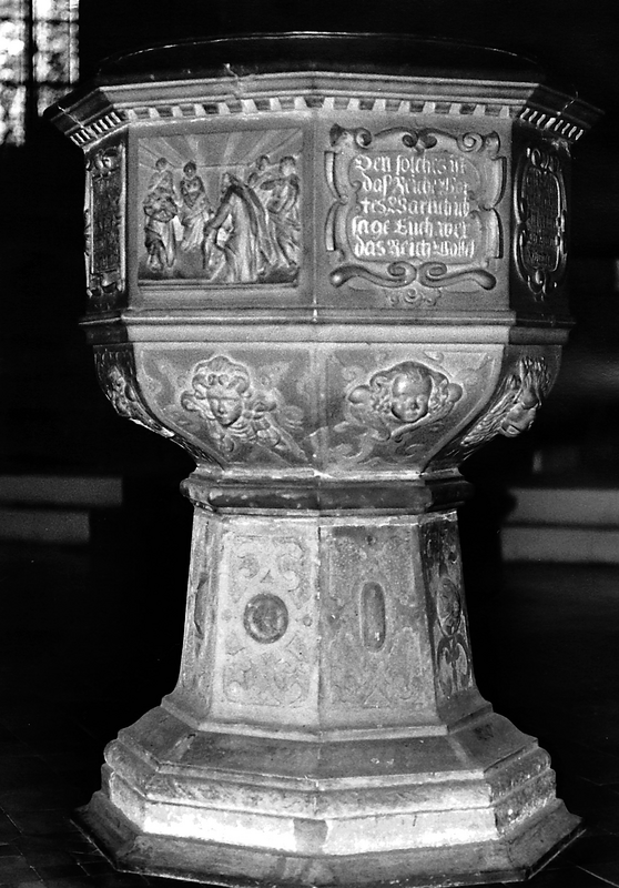 "21.09.1987 DDR 2850 [19370] Parchim: Evangelische Pfarrkirche St. Georgen (GMP: 53.427761,11.847252). Dreischiffige gotische Hallenkirche. Erbaut ab 1289 auf älterer Grundlage. Vermutlich 1307 geweiht. Sie ist ein dreischiffiger und neunjochiger gotischer Backsteinbau auf einem Feldsteinsockel. Taufstein um 1620. 1651 wurde das erste Kirchenbuch angelegt. In ihm sind Taufen vermerkt, seit 1784 Geburtsdaten und seit 1657 auch Trauungen und Beerdigungen."