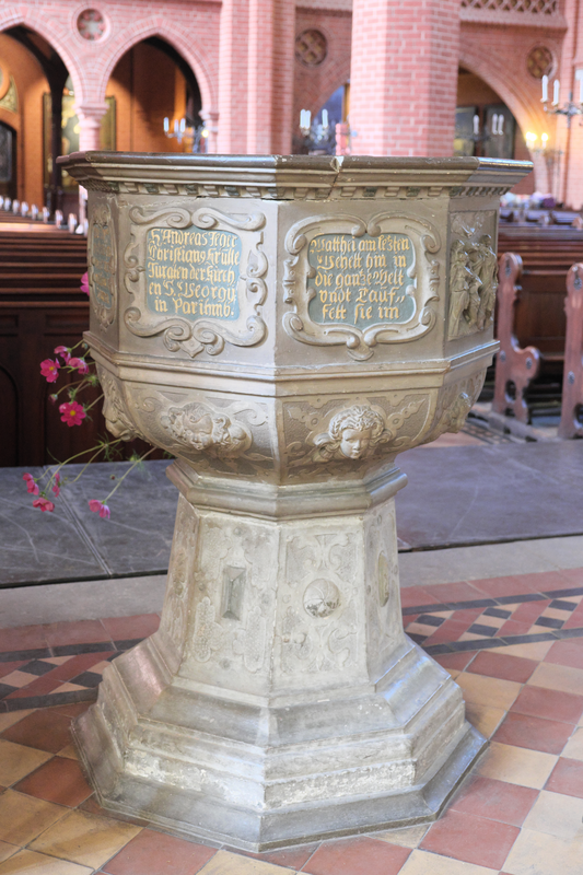"Evangelisch-Lutherische Pfarrkirche St. Georgen in Parchim im Landkreis Ludwigslust-Parchim in Mecklenburg-Vorpommern/Deutschland, Taufbecken"