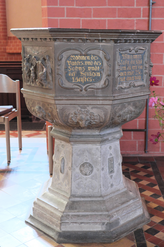 "Evangelisch-Lutherische Pfarrkirche St. Georgen in Parchim im Landkreis Ludwigslust-Parchim in Mecklenburg-Vorpommern/Deutschland, Taufbecken"