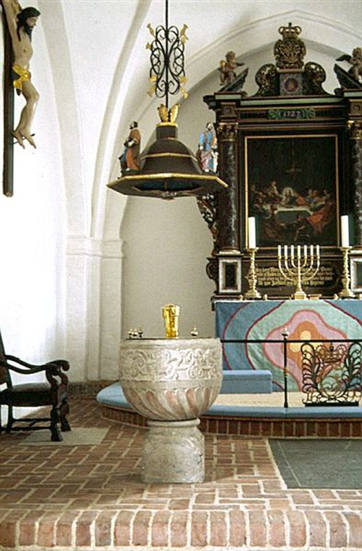 "Tikøb Kirke i Danmark. Døbefont og dåbshimmel"