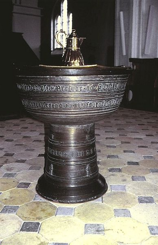 "Næstved Sankt Peder Kirke i Danmark. Næstved Sankt Peder kirke, døbefont" -- Valdemar Atterdag and Queen Helvig in the presence of the Trinity