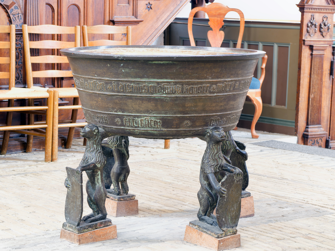 "Næstved (DK), Sankt Mortens, Taufbecken, Ansicht von Nordost."