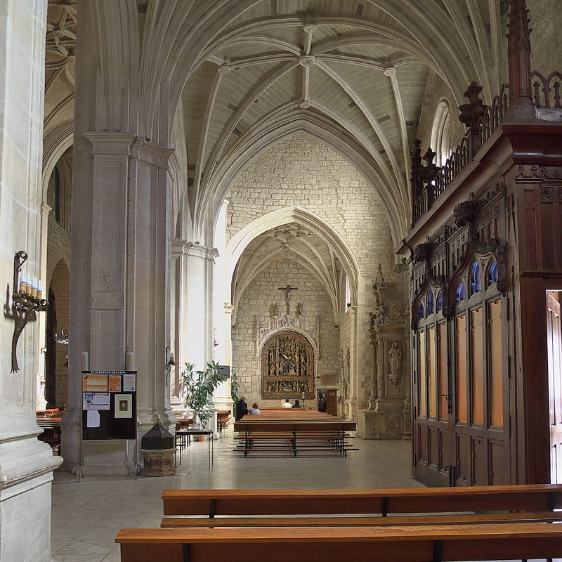 "Iglesia de San Lesmes Abad (Burgos). Nave de la Epístola. Al fondo la primitiva Capilla de los Salamanca y su magnífico retablo de La Santa Cruz (s. XV)"