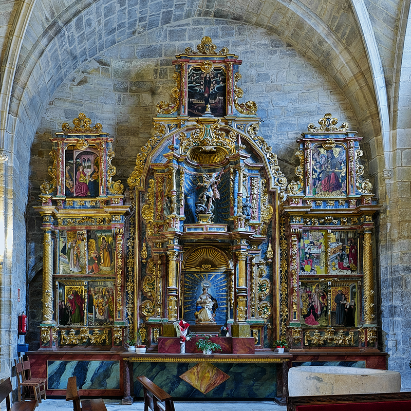 "Retablo situado en la cabecera del muro del Evangelio. Arquitectura del siglo XVIII para conservar valiosas tablas de mediados del siglo XV, atribuidas al Maestro de San Nicolás. Posiblemente, sería el anterior retablo mayor."