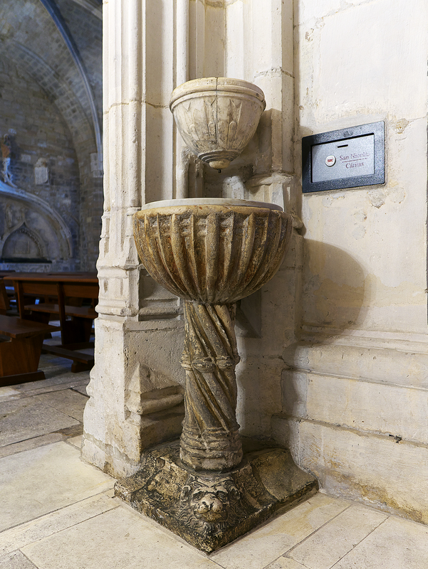"Pila de agua bendita de la Iglesia de San Nicolás de Bari (Burgos)."
