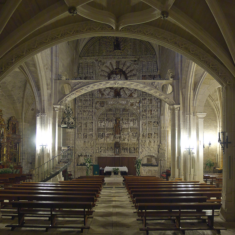 "Nave central con el impresionante retablo en piedra de Francisco de Colonia (1505)."