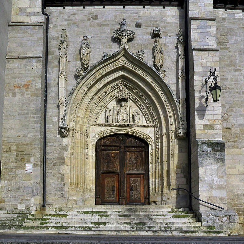 "Portada meridional de segunda mitad del XIV, probablemente de Simón de Colonia. Las puertas, muy valiosas, son de Francisco de Colonia"