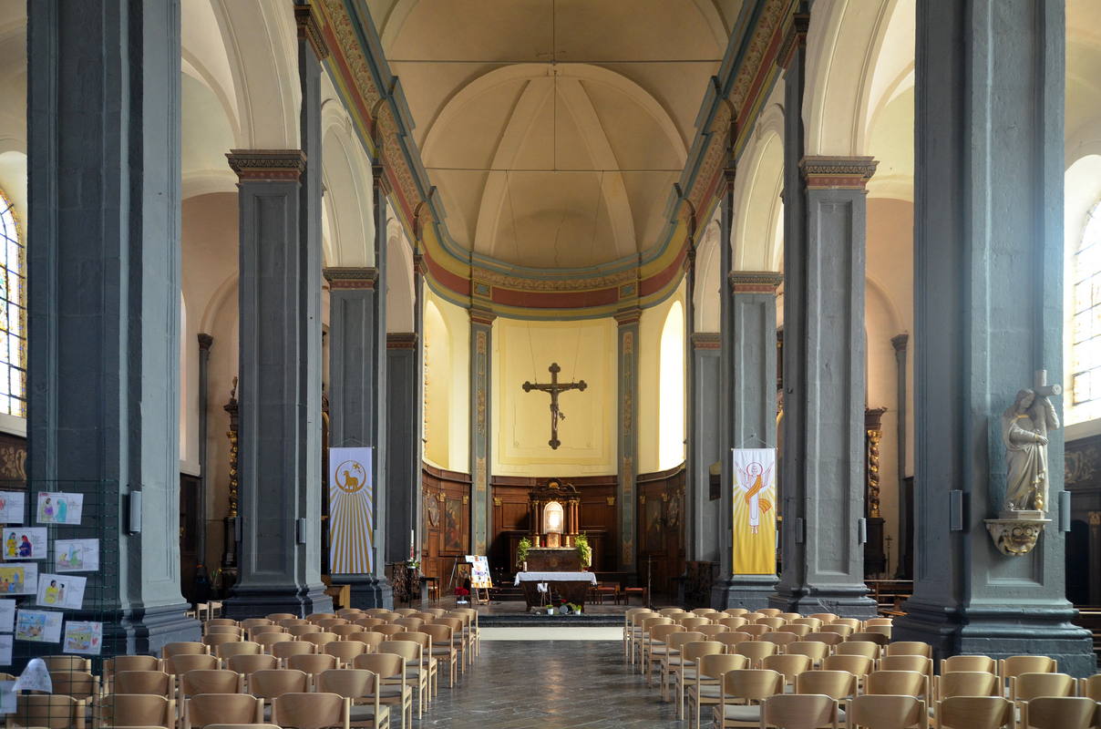 "Beaumont (Belgique) - église Saint-Servais - intérieur - nef vue depuis l'entrée."