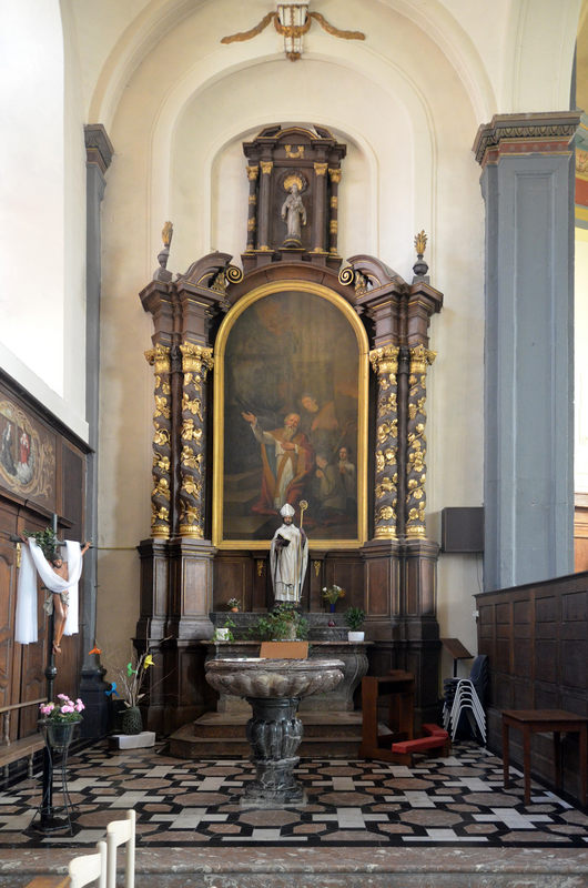 "Beaumont (Belgique) - église Saint-Servais - intérieur - autel latéral gauche." -- showing the font at the east end of the north aisle