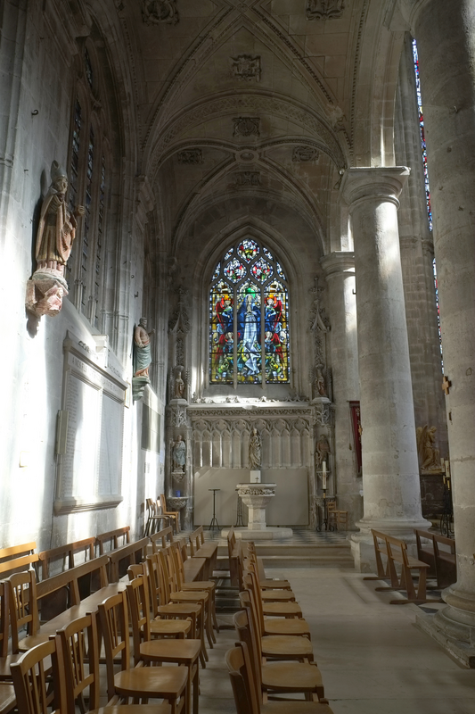 "Kirche Saint-Nicolas in Beaumont-le-Roger im Département Eure (Frankreich)" -- showing the font at the far [north] end