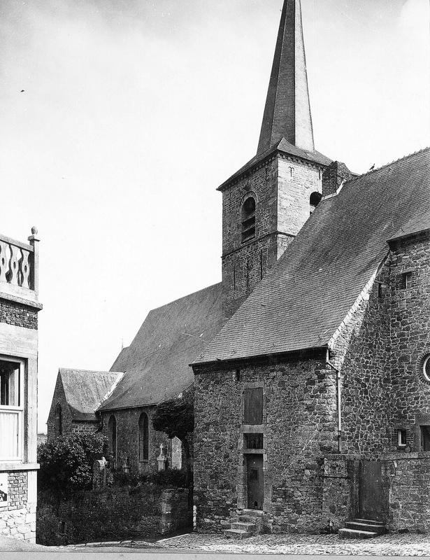 "Le patronat de l'église appartenait à l'abbaye d'Aulne dès le XIIIe s. L'édifice actuel a été consacré en 1584. La nef et les bas-côtés furent remaniés en 1766 par le curé Stienon. Tour rehaussée au XVIIe s. Restauration générale par le professeur Simon Brigode en 1951"
