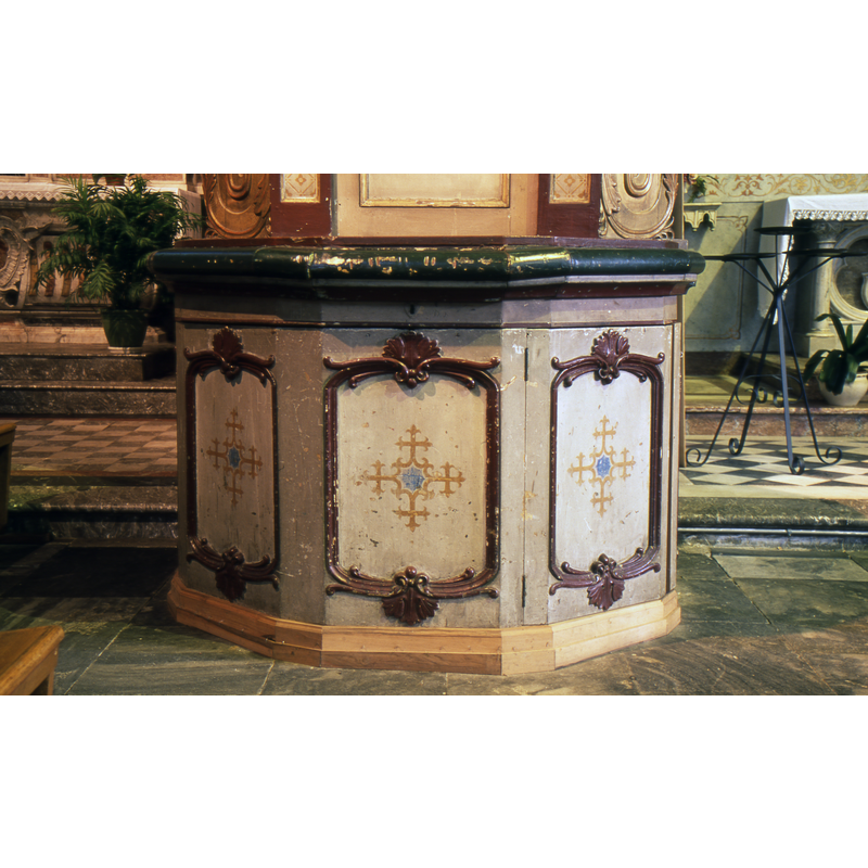 the outer "armoire creusée" which hides the old stone font