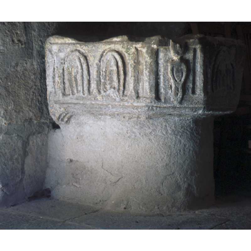 very crude work; one has nested arches inside; they could represent windows instead; they are not consecutive: two of them on one side, then a human figure on the next side, the third arch on the following side, and finally the face on yet another side