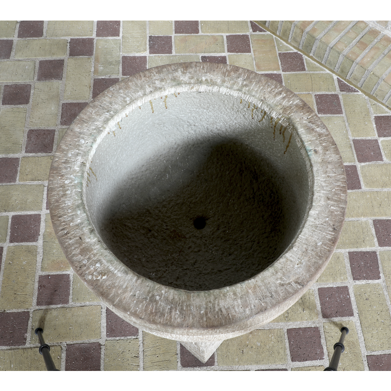showing the interior and the centre drain hole