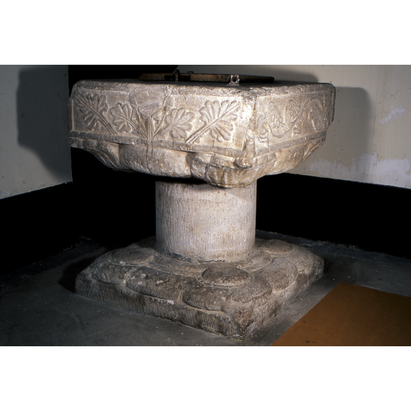 four large leaves; there probably was one in the centre but at some point the area was damaged and patched up; the patch happens to be towards the upper rim, right in the centre, which may indicate there was a staple or lock for a cover there at some point