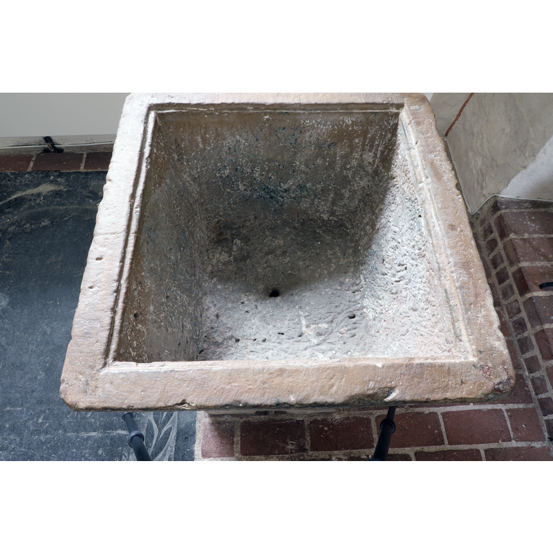 showing the centre drain hole