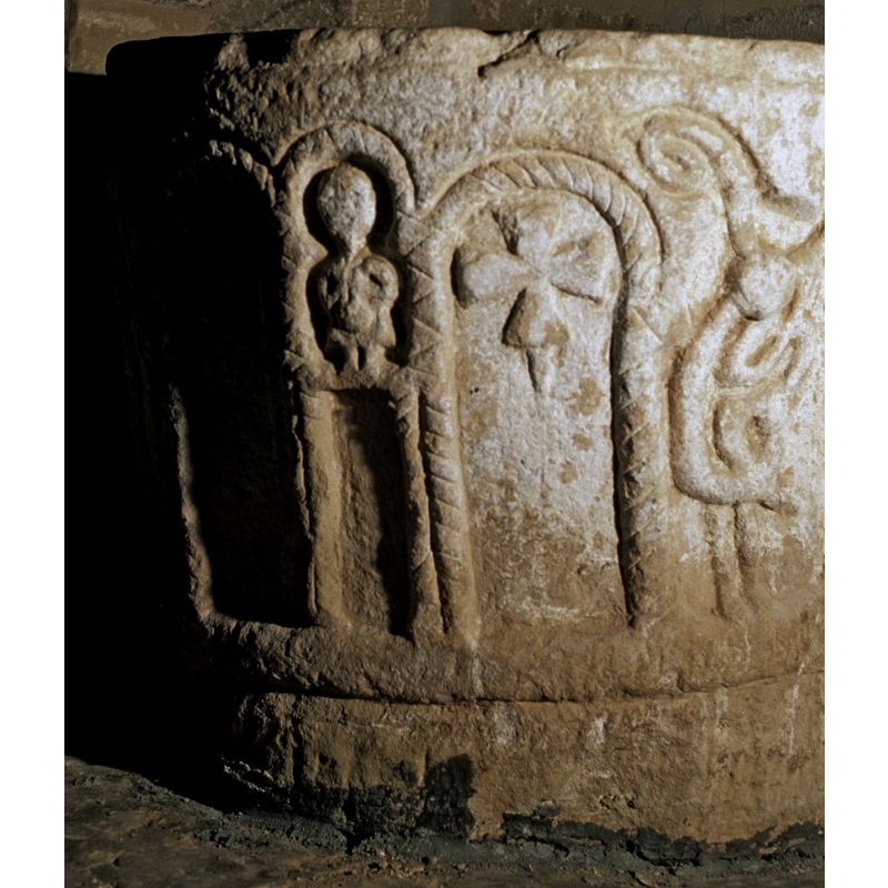 some of the arches contain figures, symbols, etc.; others are blank -- mostly double columns, but not all; columns and some of the arches are decorated with torsade pattern, while others show zigzag pattern on them