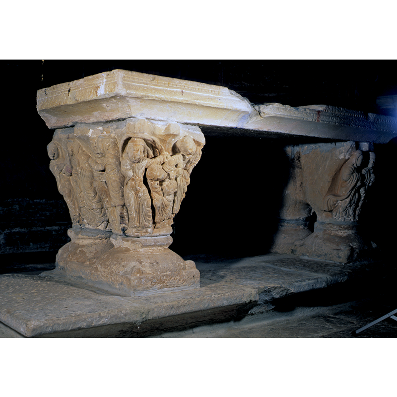 the two former capitals that support the altar table -- Description by Antonio Tejedor [www.lafronteradelduero.com/Paginas/garray.html] [accessed 22 August 2015]: "El tablero del altar descansa sobre dos soportes que, por su morfología, bien pudieran ser capiteles dobles desprovistos de los fustes sobre los que irían encaramados y que ahora reposan directamente en las basas de las fragmentadas columnas. Esto, unido a que los supuestos capiteles no tienen tallada la cara estrecha que mira al ábside y que uno de ellos, el del lado de la epístola, tampoco tiene labrada otra de sus caras mayores, induce a pensar que se trata de verdaderos capiteles provenientes del baldaquino desaparecido del absidiolo izquierdo."