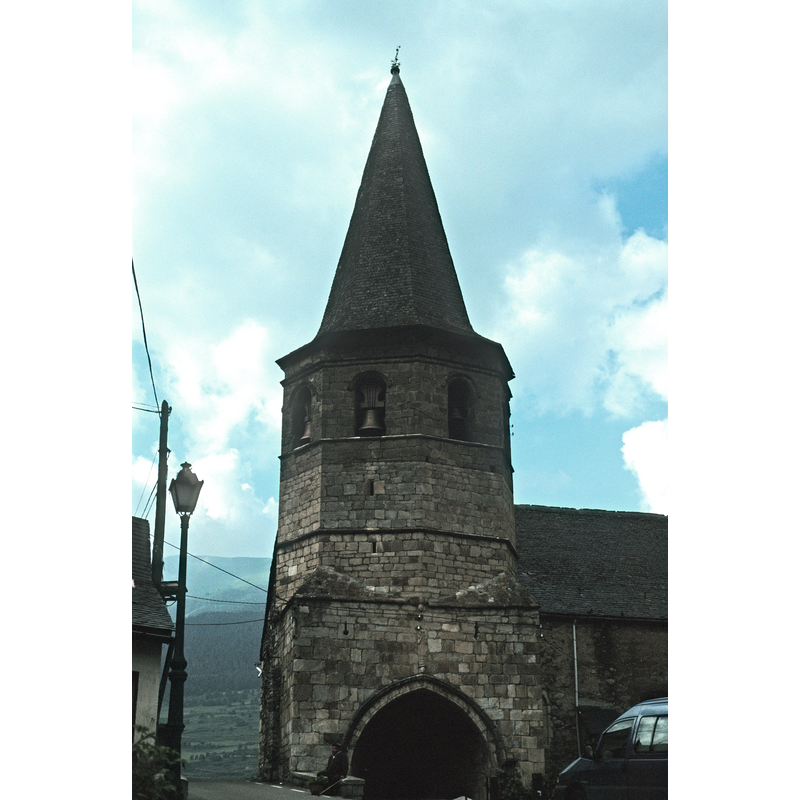 the 15thC (?) tower has a porch on the south side; it gives access to the west of the nave