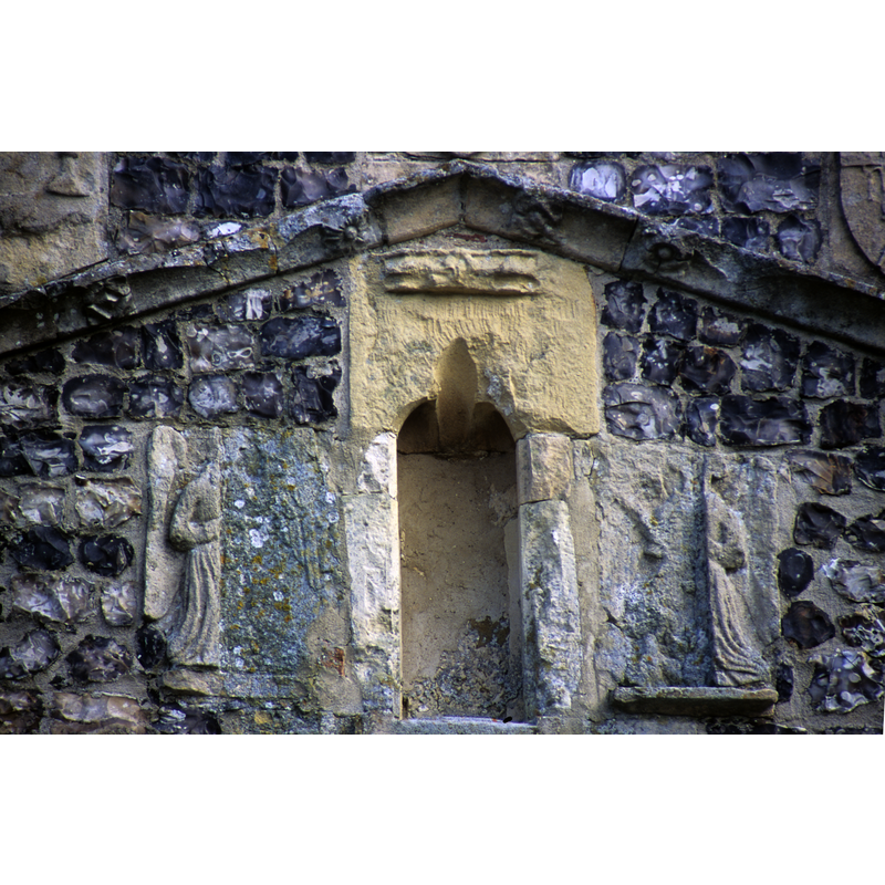 centre niche with angels at the sides