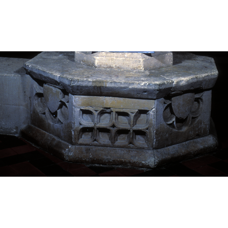 Eight angels holding shields (blank) appear around the lower edge of the underbowl