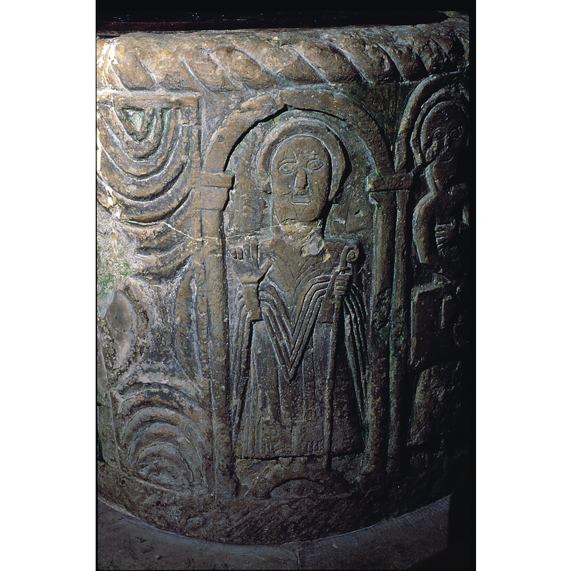 two sets of concentric semicircles placed up-and-down between the Descent of the Cross [L} abd the figure of a bishop blessing [R}