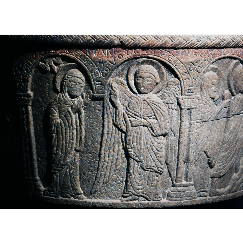 Annunciation. The program moves from the right to the left. In this scene, Gabriel stands to the right, haloed, full front and two winged, right hand raised with finger up, and left hand in the middle holding its robes. Mary stands in the left arch, profile, 2/3, haloed, headwear, hands in unusual position - there is a dove at the top left corner. The text reads: Mari and Joseph and  - uses Italian spelling version for Iesuvs -