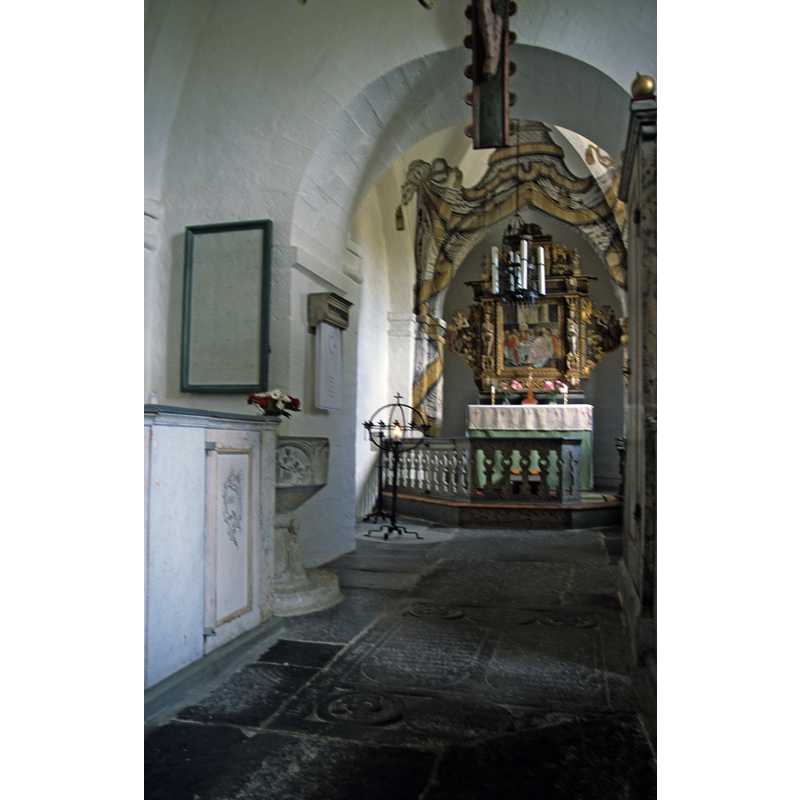 the font is partially visible on the left [north] side, by the chancel arch