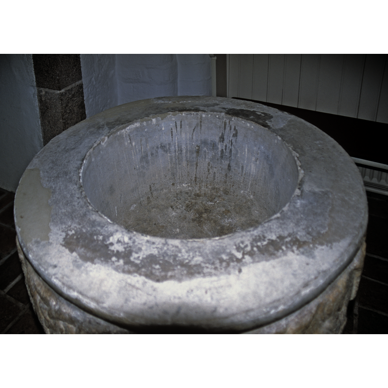 there are some patches of mortar on the rim that may cover samage caused by former cover hardware