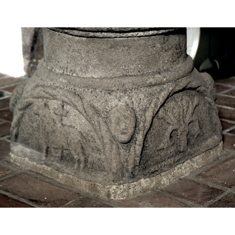 passant to the left, in the left arch here