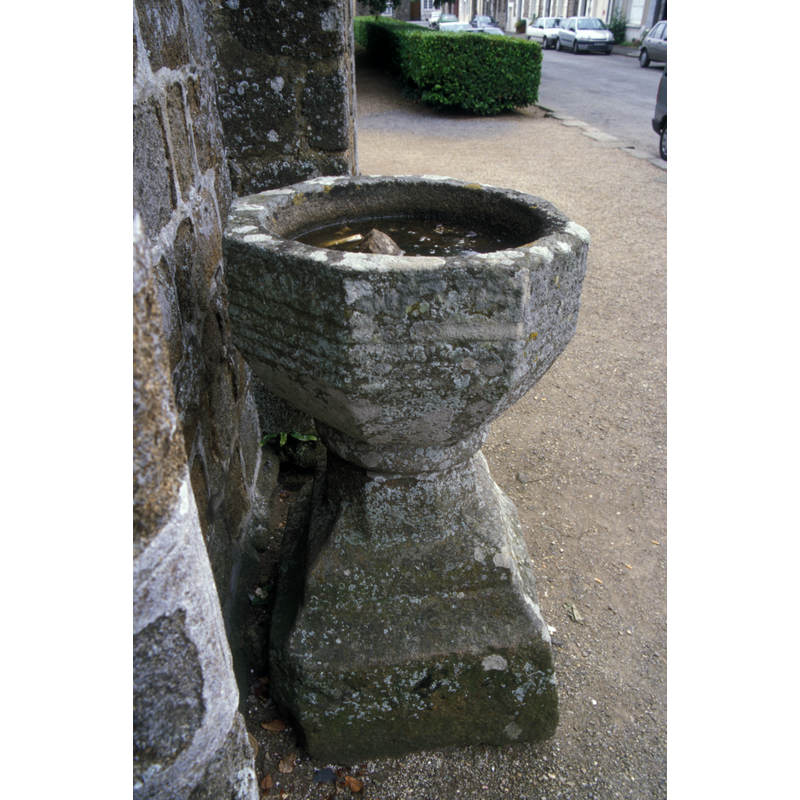 now collecting cigarrette butts and rubbish of al kinds, the stone being eaten away by lichens