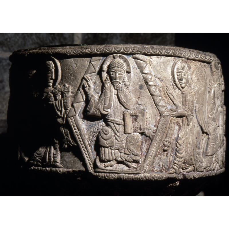 Christ in Majesty. Two angels, the one on the left holds three crowned souls (three magi?) and the one on the right holds censer