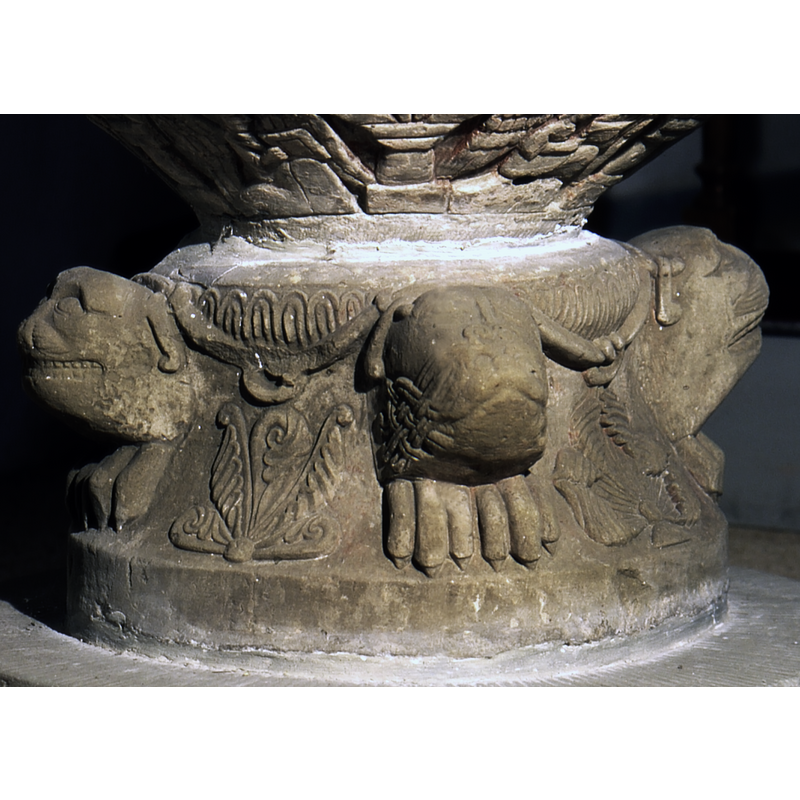 the four heads often found on the original bases of this workshop (bear, lion, etc.), including one with a muzzle-like decorative interlace on the sides of the face, a motif also present in some of the medieval fonts of Gotland