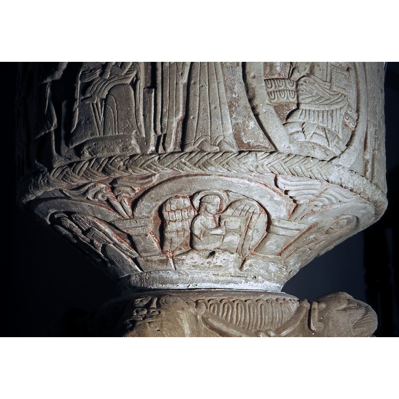 There are six arches on the underside of the bowl with six angels sitting holding a book; large acanthus plamts in the spandrels. A good example of the use of a model.
