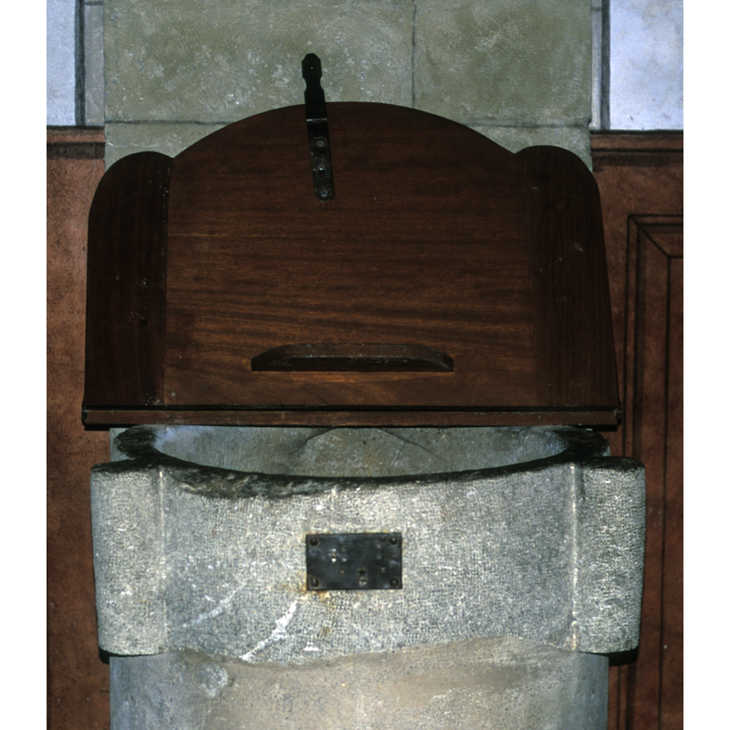 four cylinder pipes set at 90-degree angles on the basin side -- notice the metal plate for the font cover lock