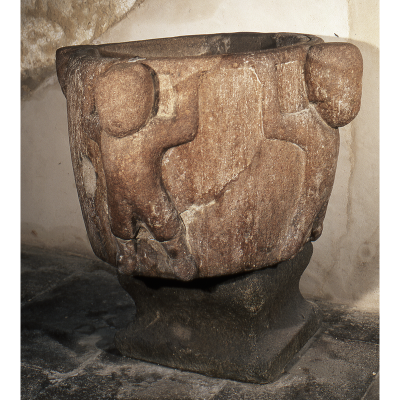 Atlante-like, holding the upper rim