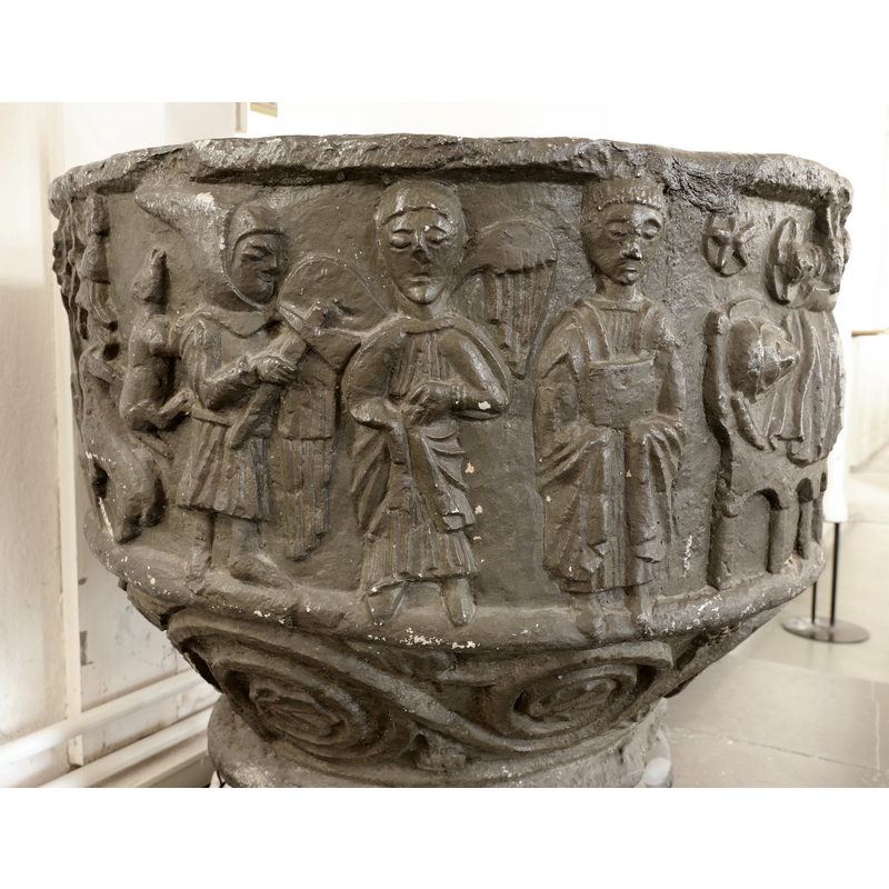 the angel in the centre may be part of the Annuncion to the shepherds --> hieratic figure with bok --> Nativity