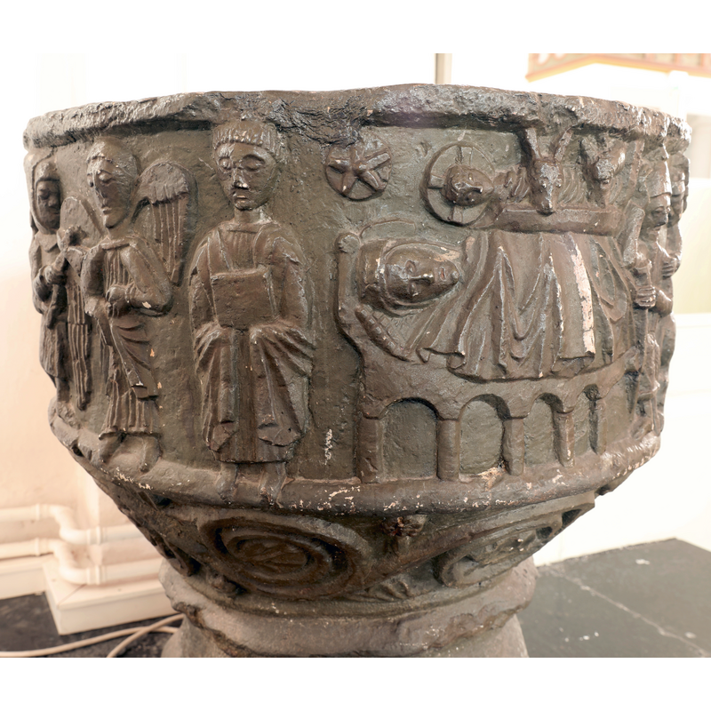 the angel in the centre may be part of the Annuncion to the shepherds --> hieratic figure with bok --> Nativity