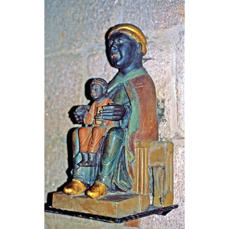 Listed in Palissy [ref.: PM19000492]: "Vierge à l'enfant dite Vierge noire, du 12e siècle. C'est une copie, récente, qui est présentée dans l'église contre le mur du choeur, entre l'abside et l'absidiole nord."